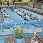 Stunning With Marina Views Апартаменти *