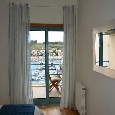 Stunning With Marina Views Апартаменти